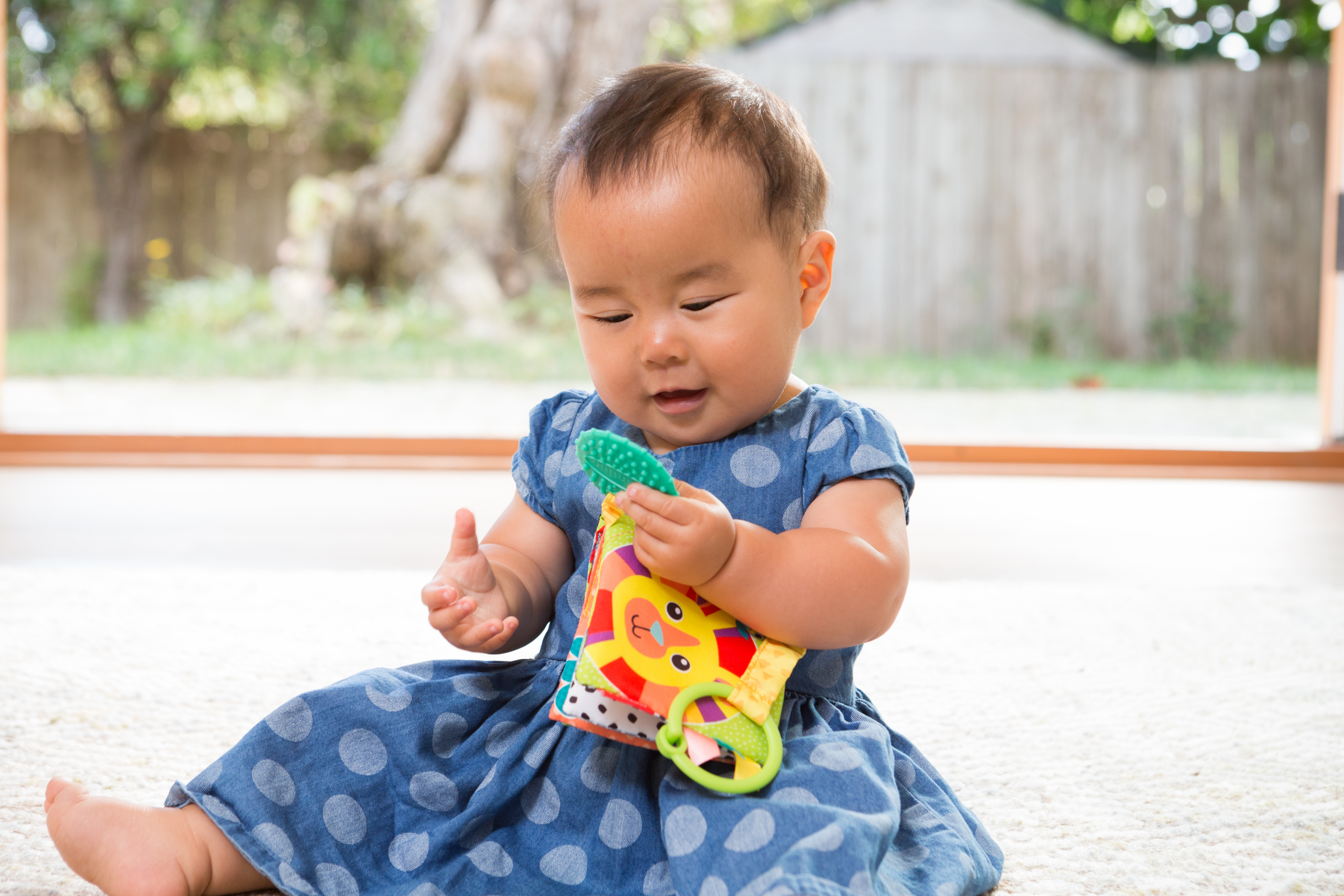 Infantino Závěsná textilní knížka