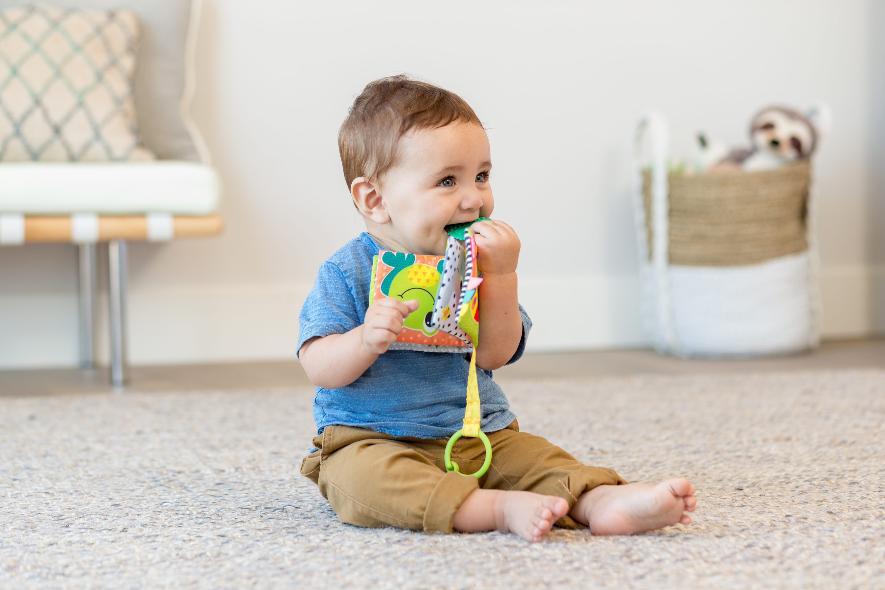 Infantino Závěsná textilní knížka