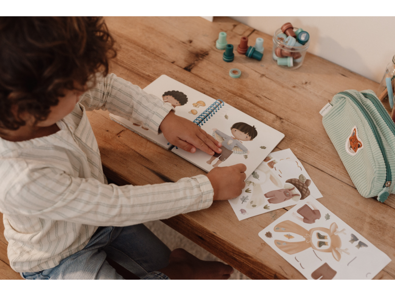 Kniha oblékací se samolepkami Forest Friends