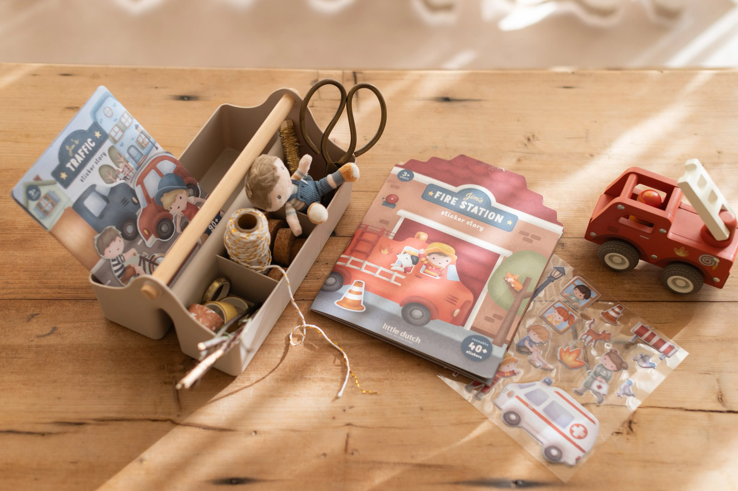 Knížka se samolepkami Hasičská stanice Jim