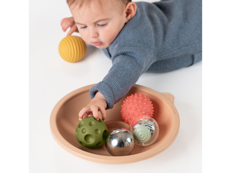 Mísa s míčky pro hru na bříšku