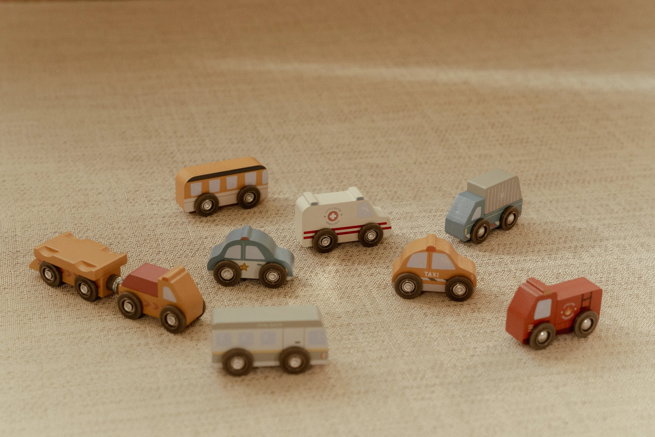 Sada dřevěných autíček