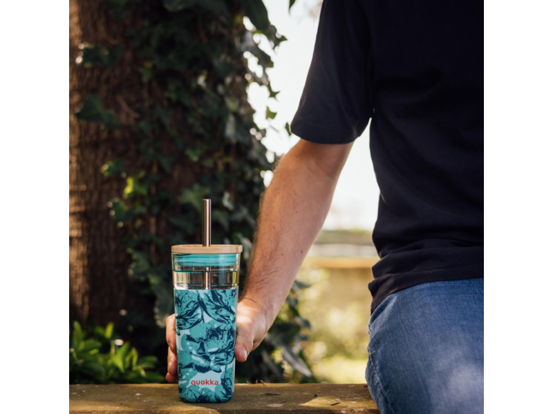 Skleněný cestovní hrnek s brčkem Liquid Cube Water Flowers 540 ml