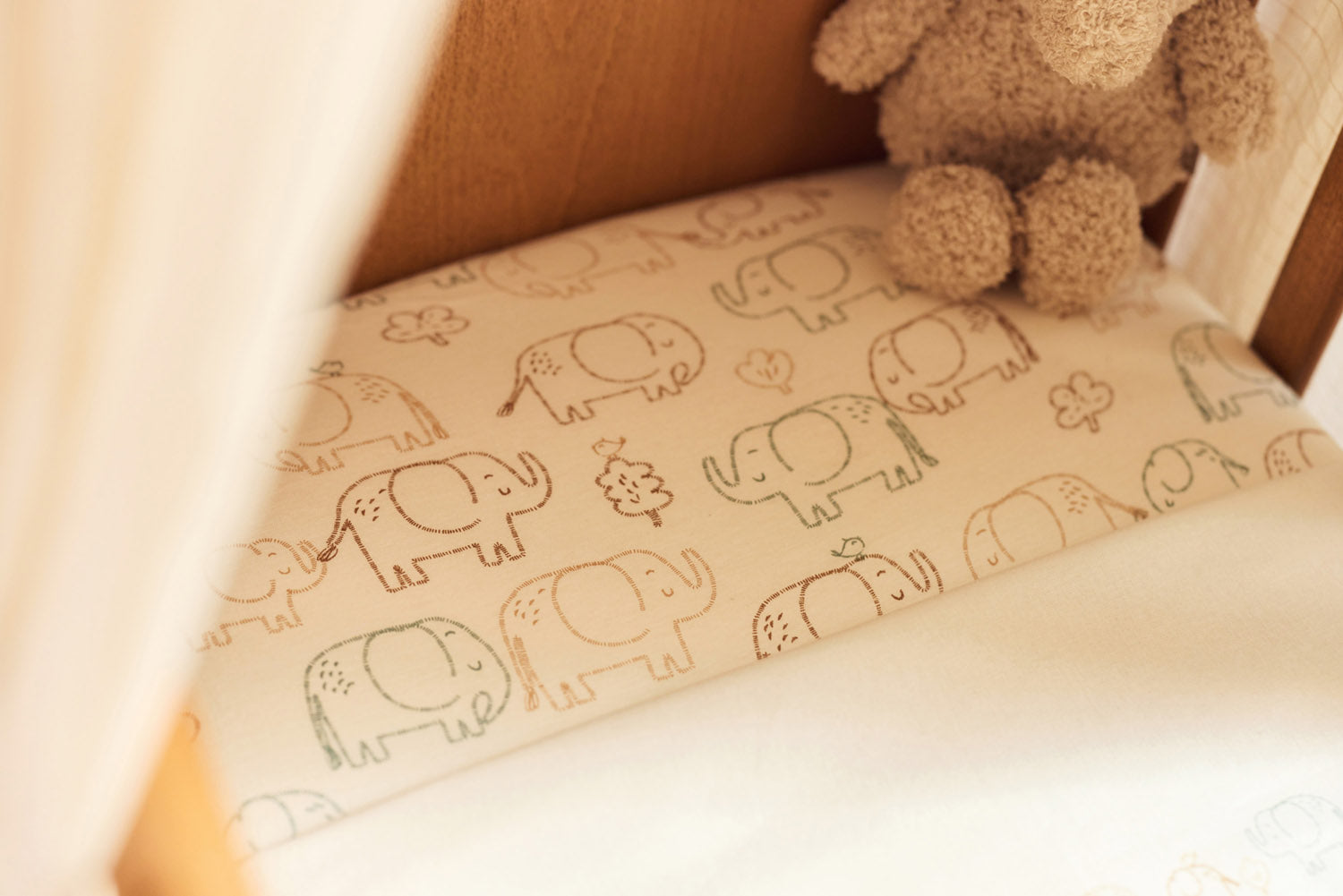 Prostěradlo napínací 120x60 cm Elephant Tales