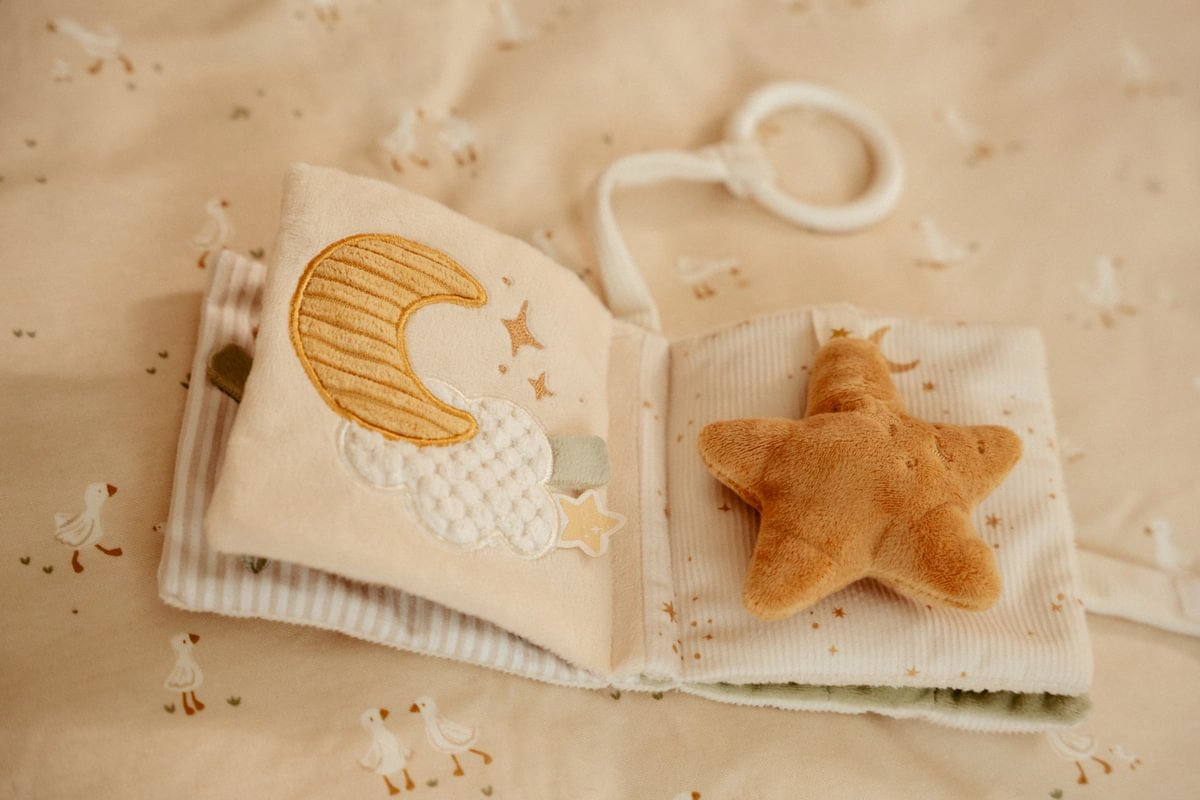 Závěsná textilní knížka s aktivitami Newborn Naturals