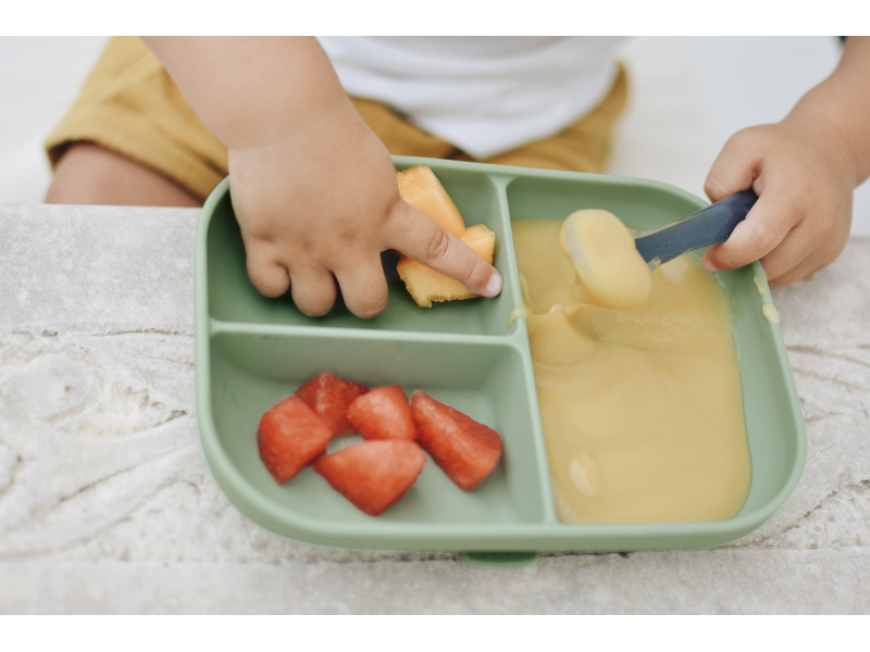 Talíř silikonový dělený s přísavkou Sage Green