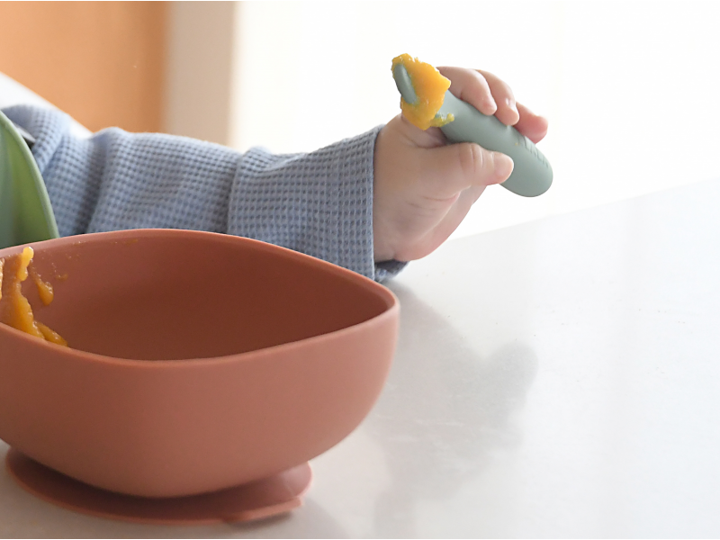 První trénovací lžičky silikonové 2 ks Sage Green / Velvet Grey