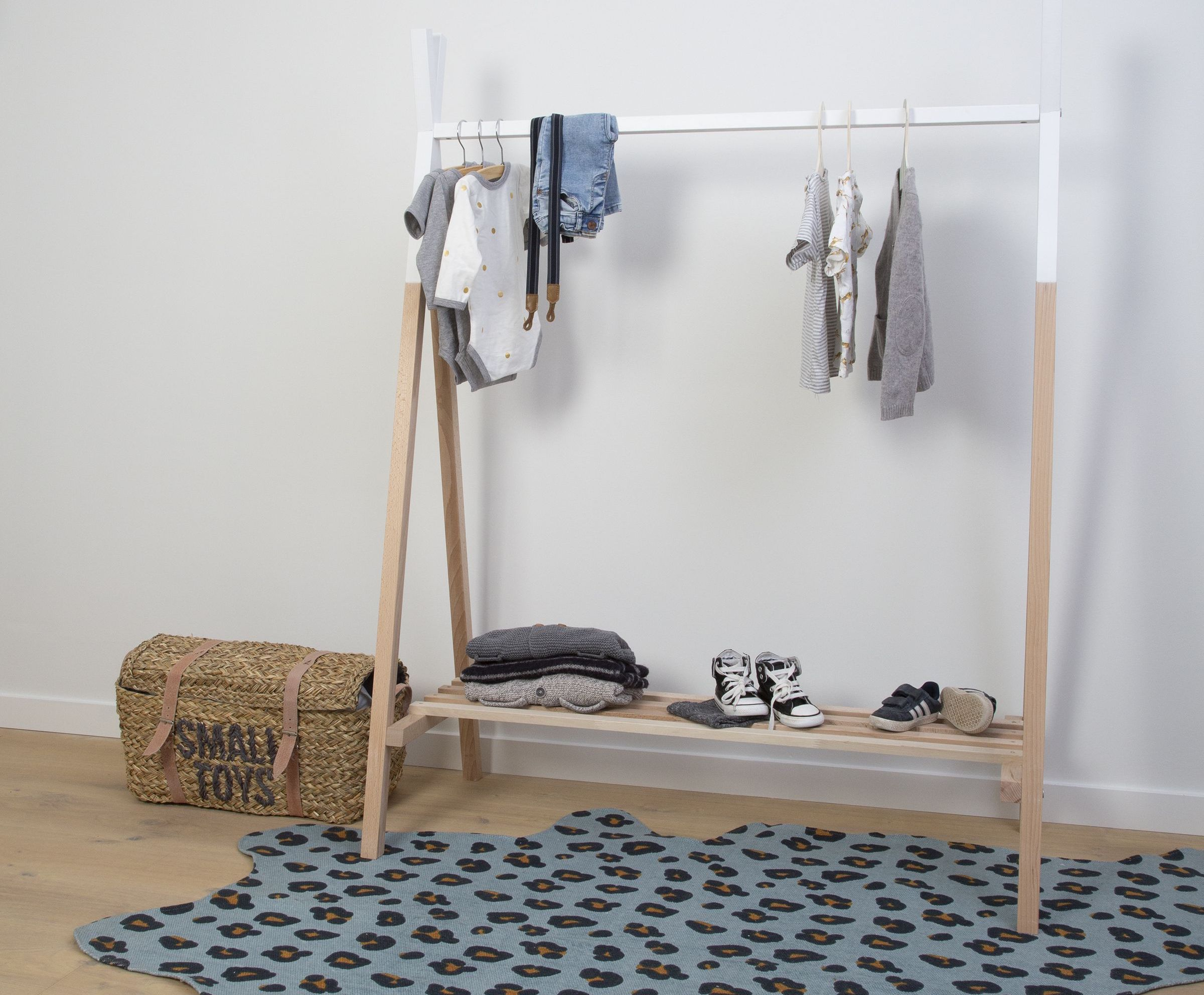 Stojan na oblečení Tipi dřevěný