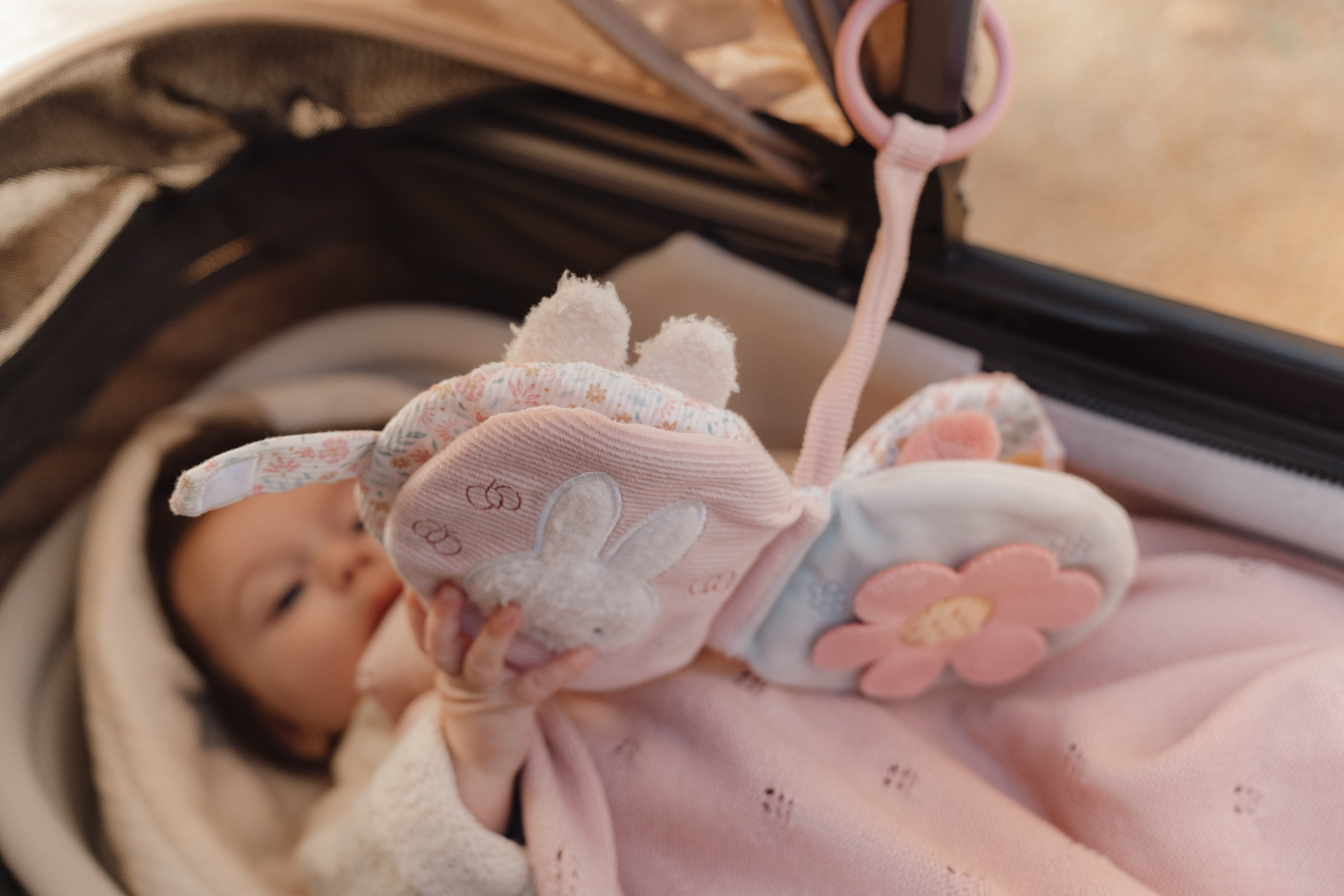 Závěsná textilní knížka králíček Miffy Lucky Blossom