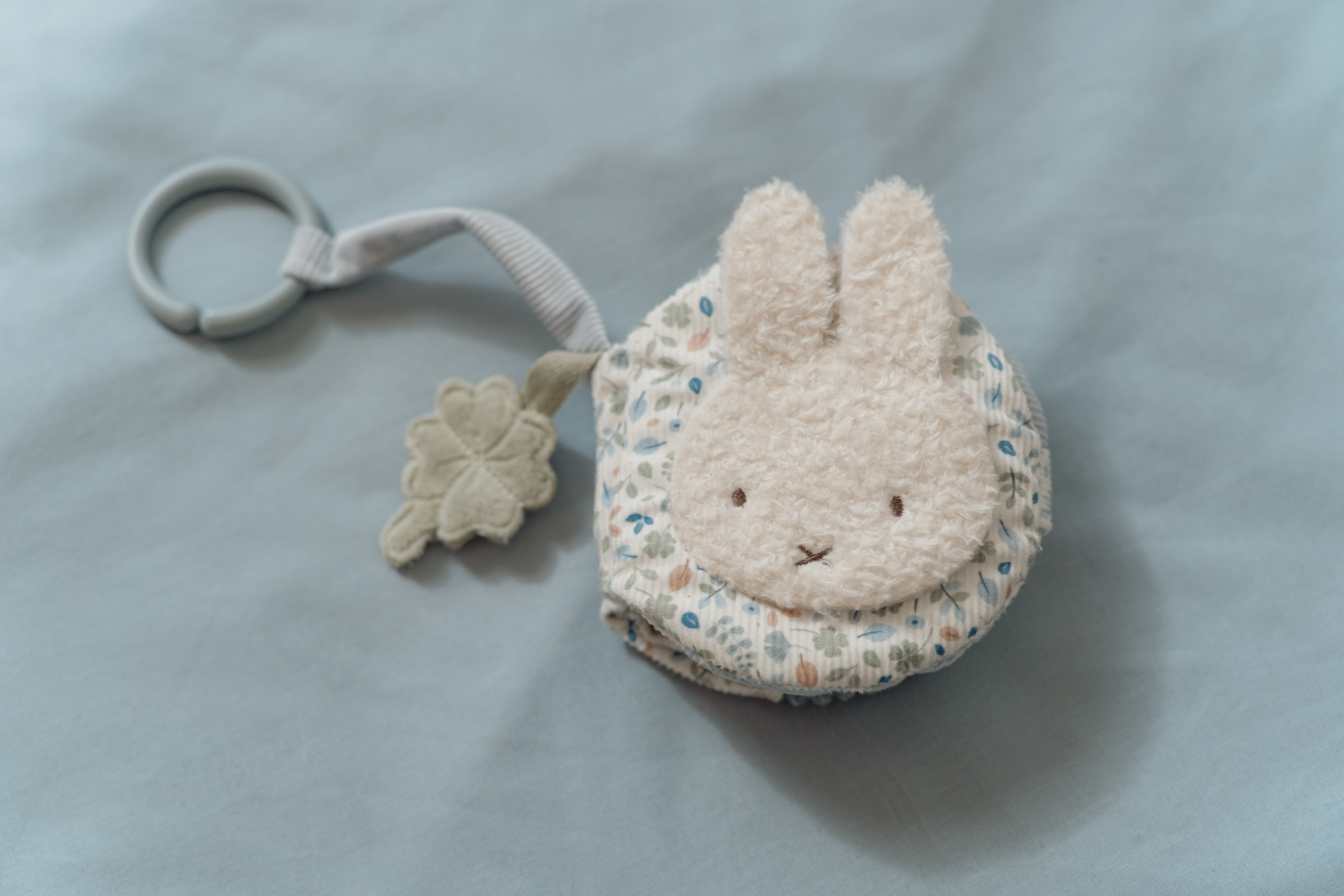 Závěsná textilní knížka králíček Miffy Lucky Leaves