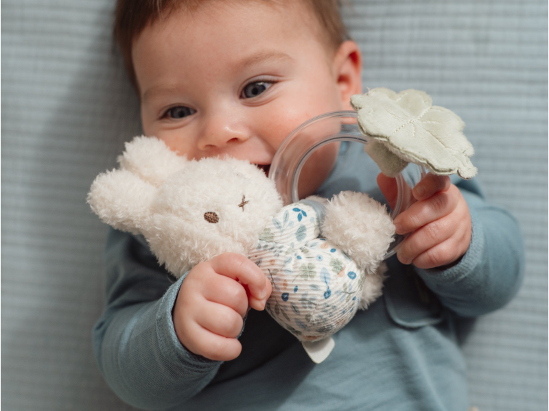 Chrastítko s korálky králíček Miffy Lucky Leaves