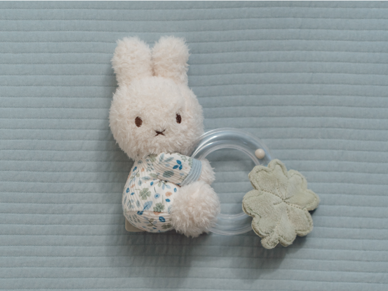 Chrastítko s korálky králíček Miffy Lucky Leaves